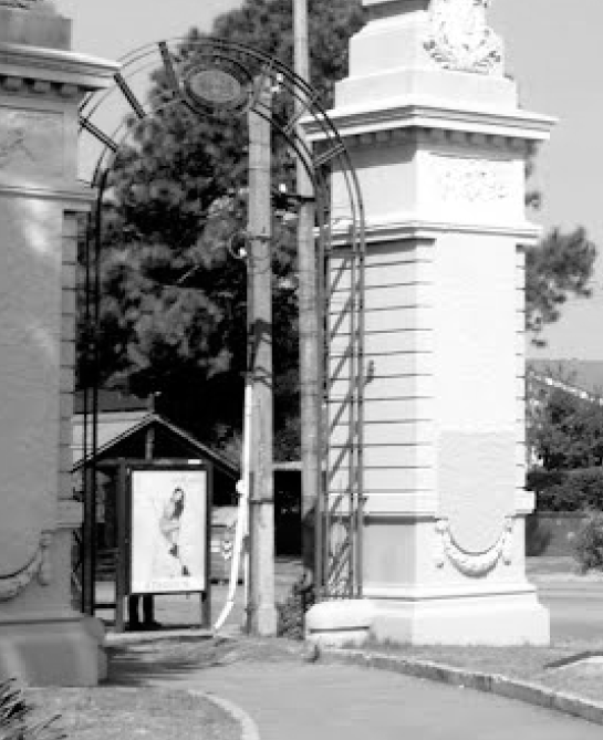 Entrada del portones en blanco y negro