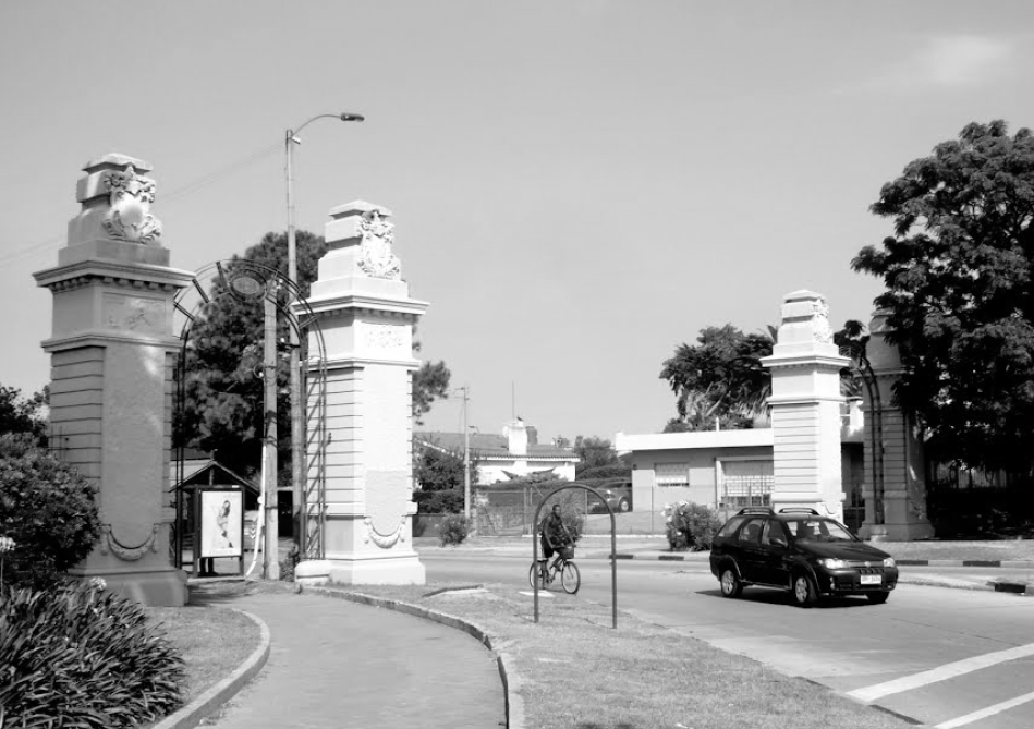 Entrada del portones en blanco y negro